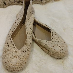 American Eagle beige flats